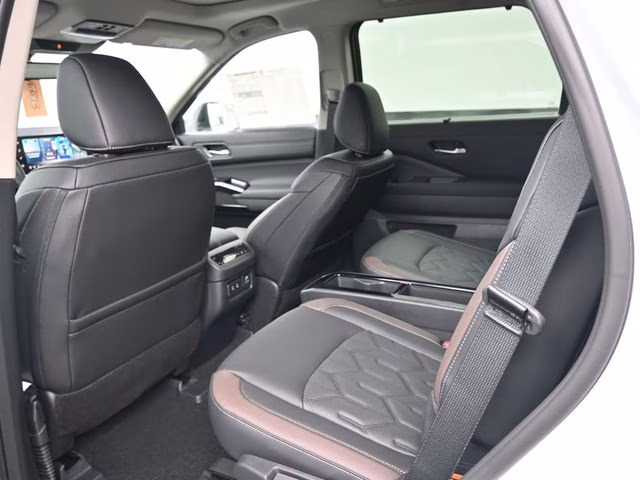 2026 Everest White Pearl/Black Nissan Pathfinder Platinum FWD SUV