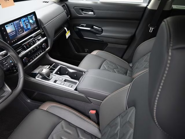 2026 Everest White Pearl/Black Nissan Pathfinder Platinum FWD SUV