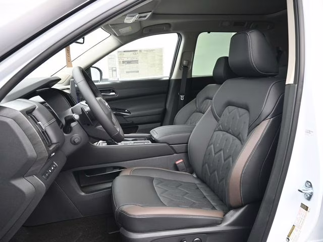 2026 Everest White Pearl/Black Nissan Pathfinder Platinum FWD SUV