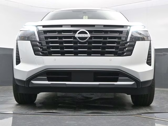 2026 Everest White Pearl/Black Nissan Pathfinder Platinum FWD SUV