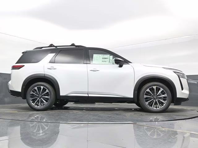 2026 Everest White Pearl/Black Nissan Pathfinder Platinum FWD SUV