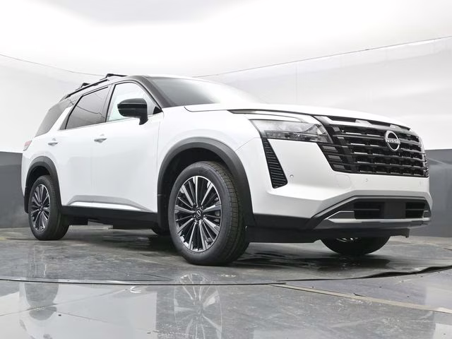 2026 Everest White Pearl/Black Nissan Pathfinder Platinum FWD SUV