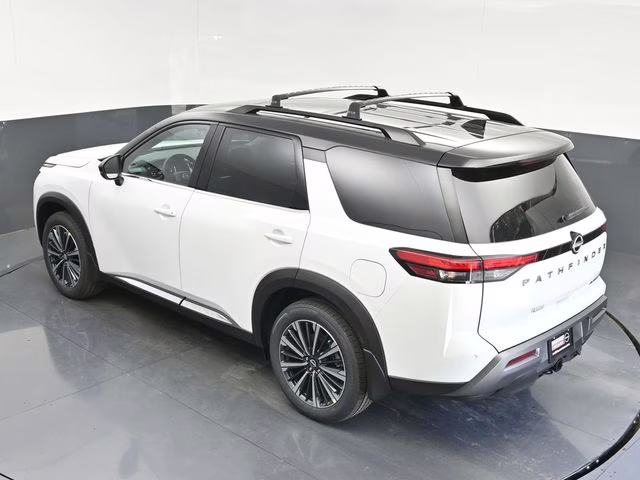 2026 Everest White Pearl/Black Nissan Pathfinder Platinum FWD SUV