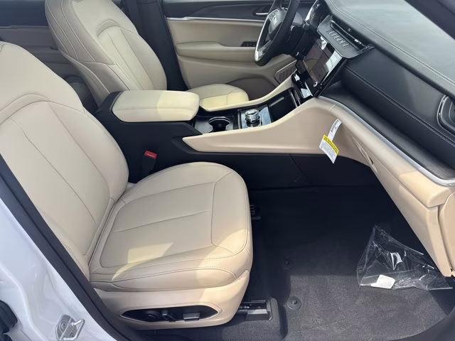 2026 Bright White Clearcoat Jeep Grand Cherokee Limited RWD SUV