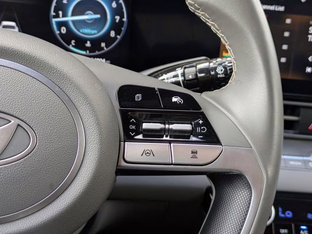 2025 Amazon Gray Hyundai Elantra SEL Convenience FWD Sedan