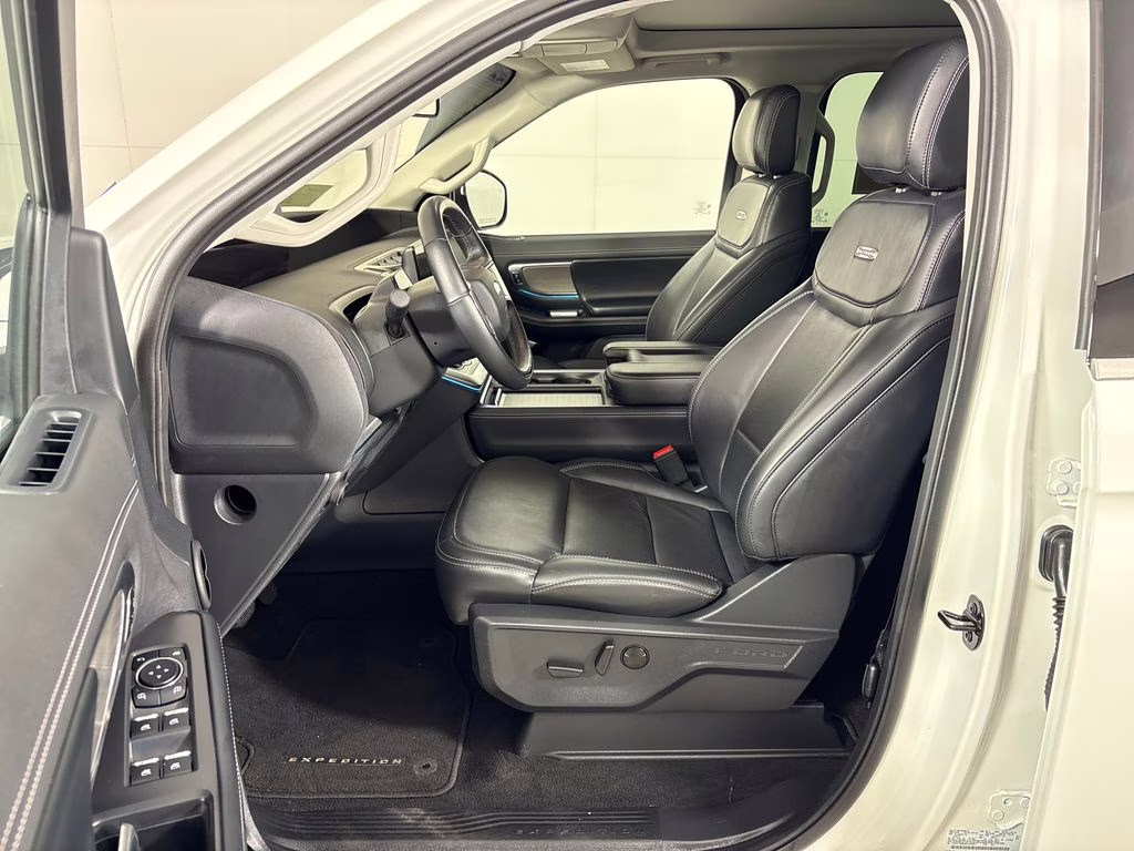 2025 Star White Metallic Tri-Coat Ford Expedition Platinum 4X4 SUV
