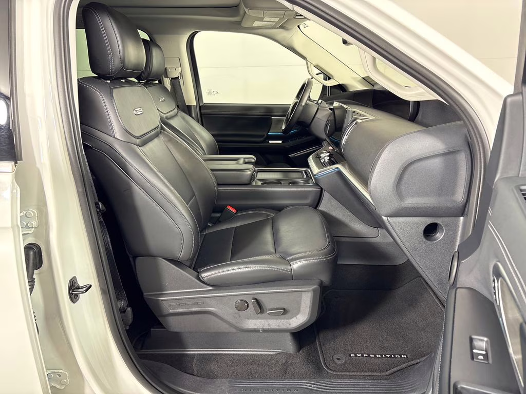 2025 Star White Metallic Tri-Coat Ford Expedition Platinum 4X4 SUV