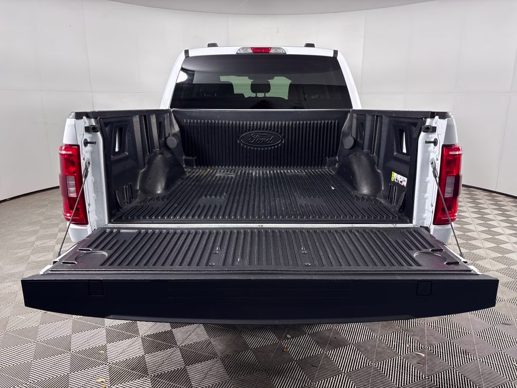 2022 Oxford White Ford F-150 XLT 4X4 Truck