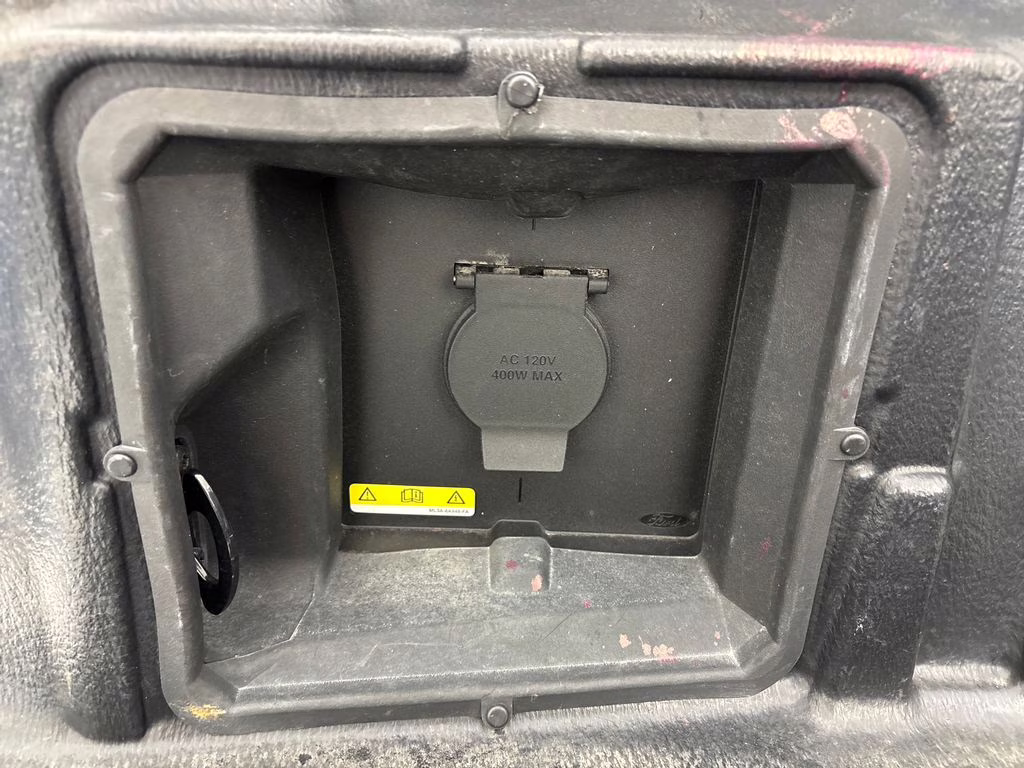 2023 Oxford White Ford F-150 Lariat 4X4 Truck