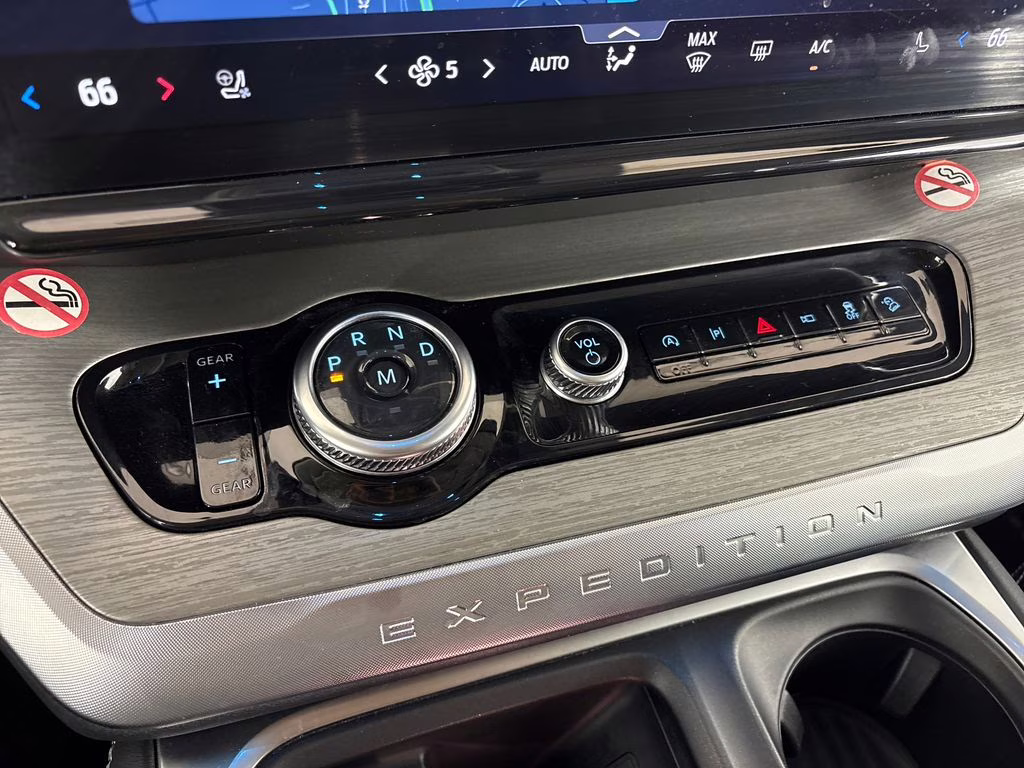 2025 Star White Metallic Tri-Coat Ford Expedition Platinum 4X4 SUV