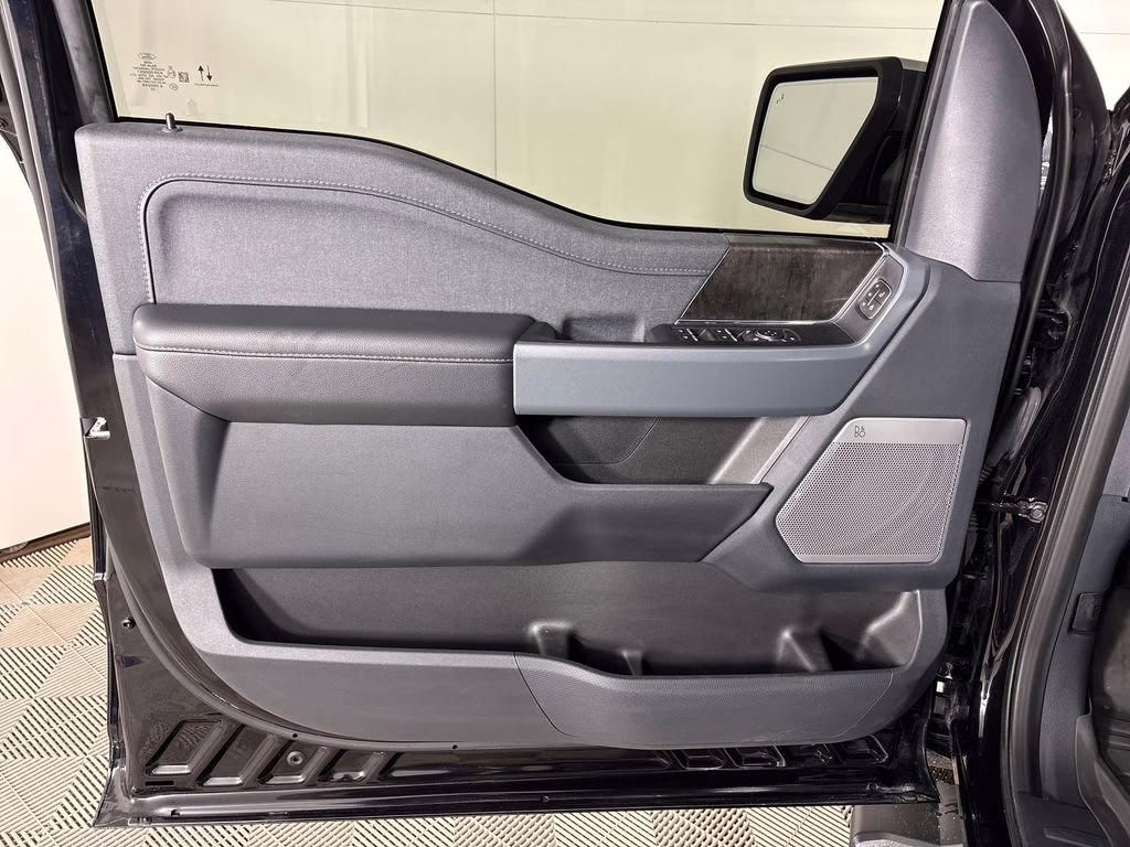 2023 Agate Black Metallic Ford F-150 Lariat 4X4 Truck