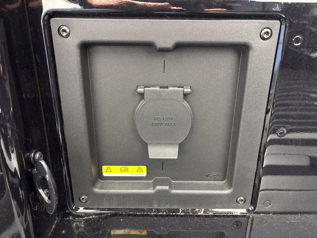 2023 Agate Black Metallic Ford F-150 Lariat 4X4 Truck