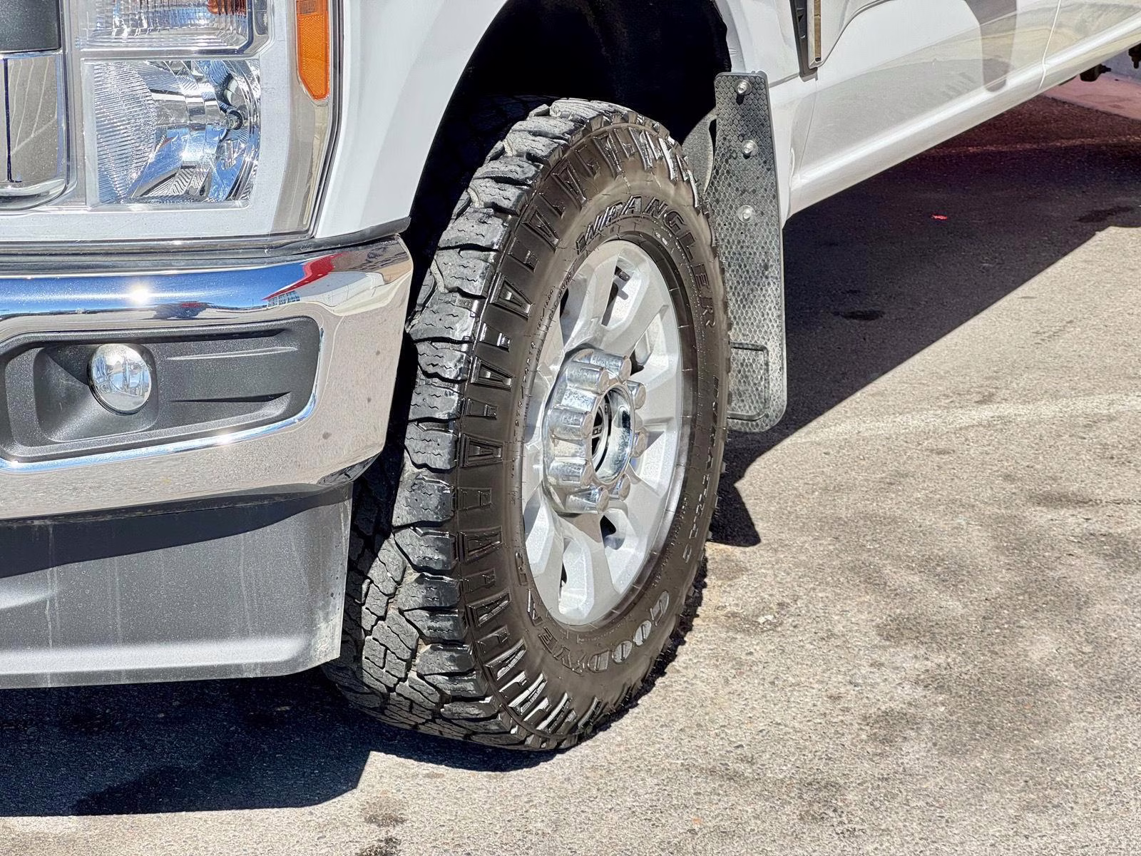 2023 Oxford White Ford Super Duty F-350 SRW XLT 4X4 Truck