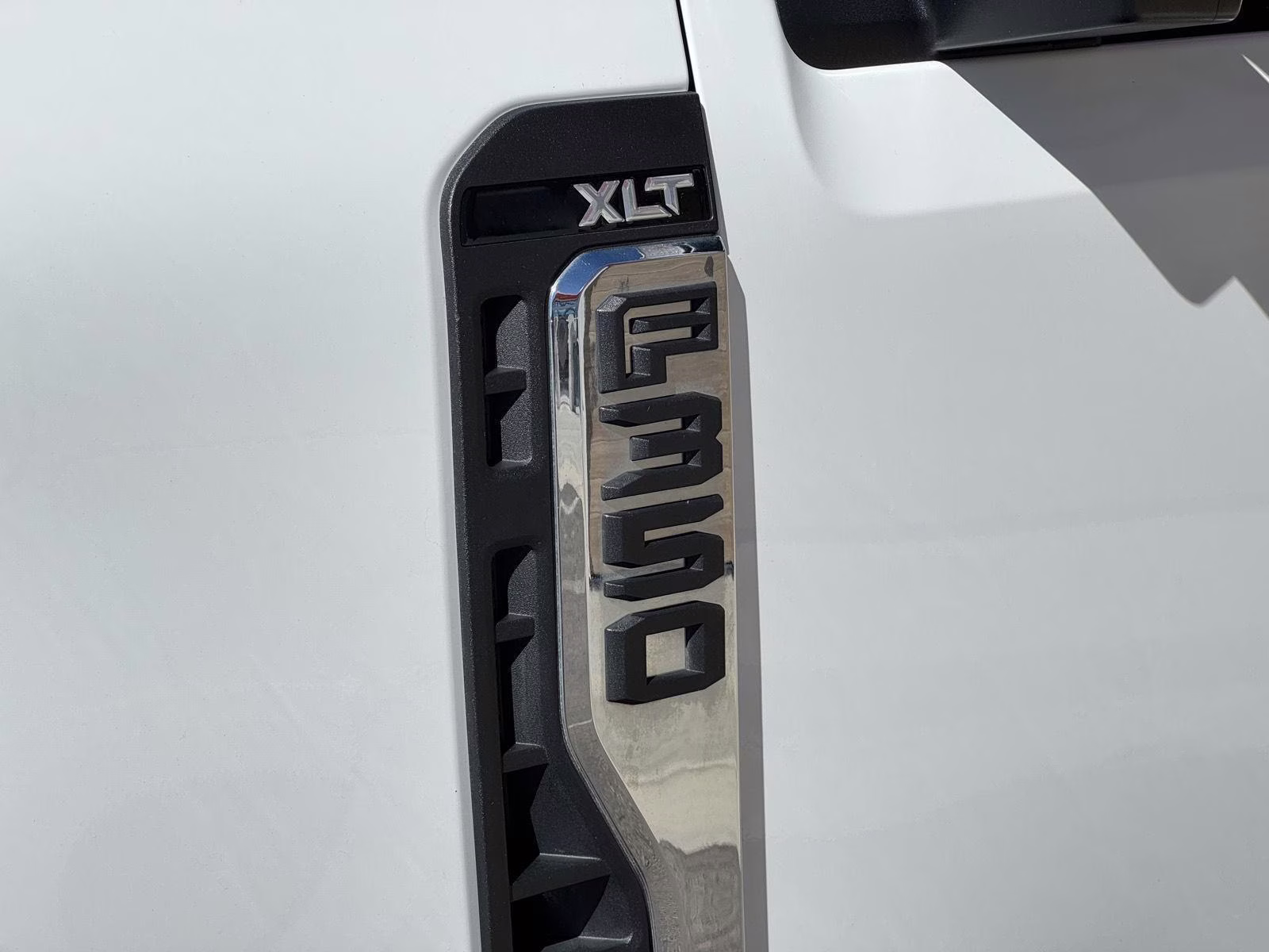 2023 Oxford White Ford Super Duty F-350 SRW XLT 4X4 Truck