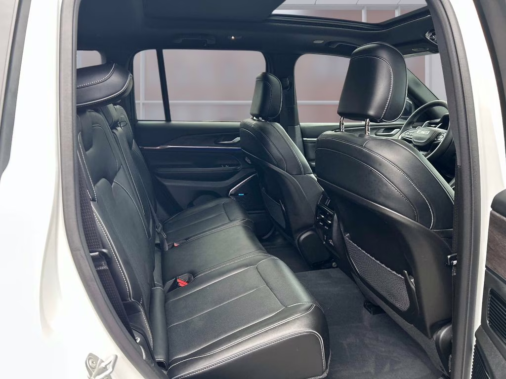 2022 Bright White Clearcoat Jeep Grand Cherokee Overland 4xe 4X4 SUV