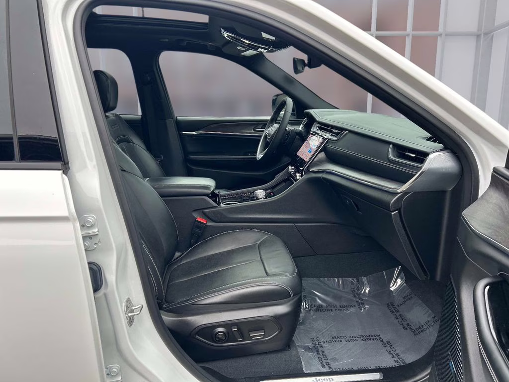 2022 Bright White Clearcoat Jeep Grand Cherokee Overland 4xe 4X4 SUV