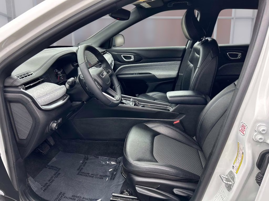 2025 Bright White Clearcoat Jeep Compass Latitude 4X4 SUV