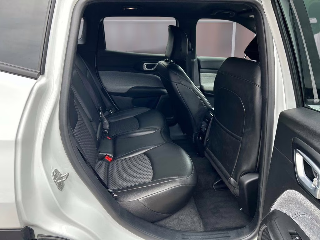 2025 Bright White Clearcoat Jeep Compass Latitude 4X4 SUV