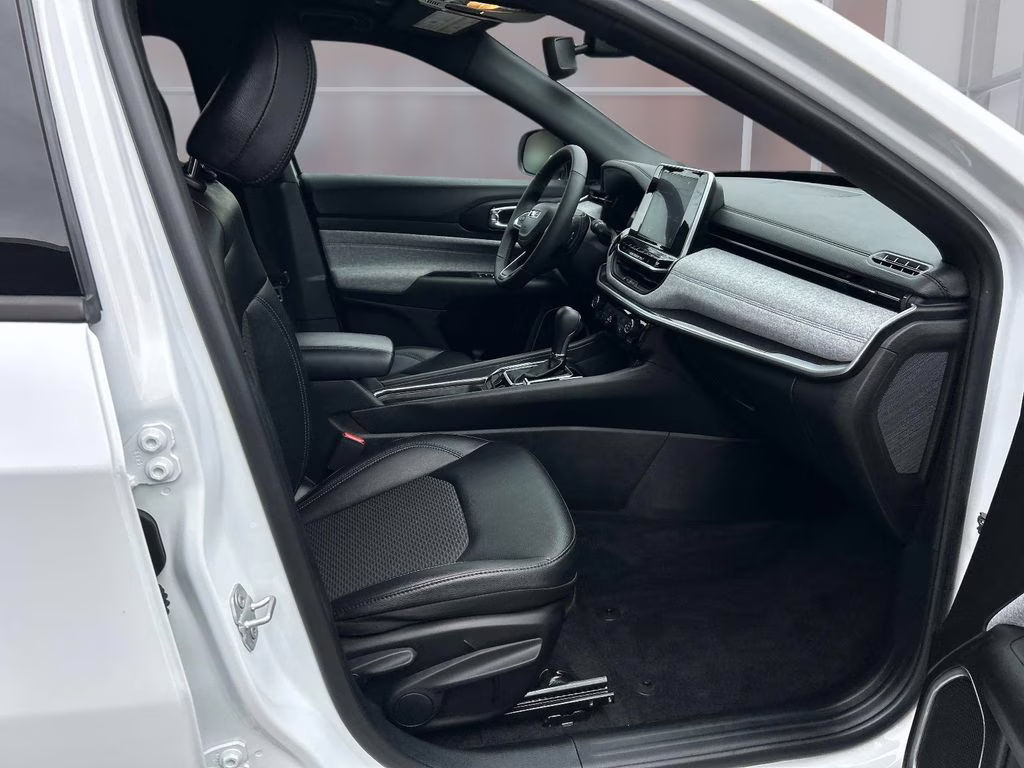 2025 Bright White Clearcoat Jeep Compass Latitude 4X4 SUV