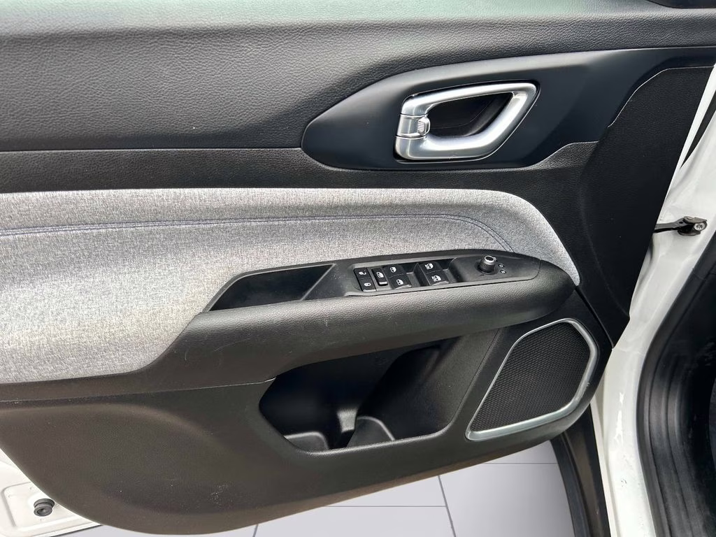 2025 Bright White Clearcoat Jeep Compass Latitude 4X4 SUV