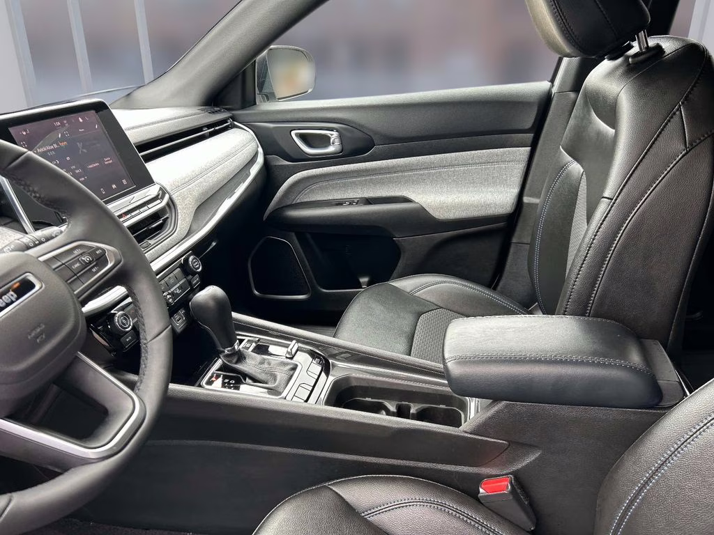 2025 Bright White Clearcoat Jeep Compass Latitude 4X4 SUV