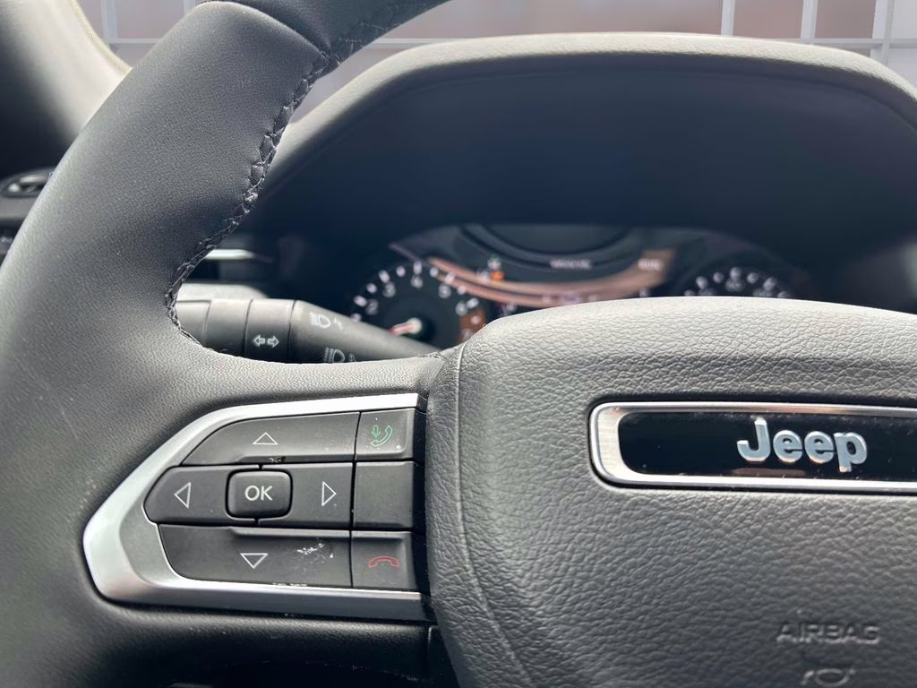 2025 Bright White Clearcoat Jeep Compass Latitude 4X4 SUV