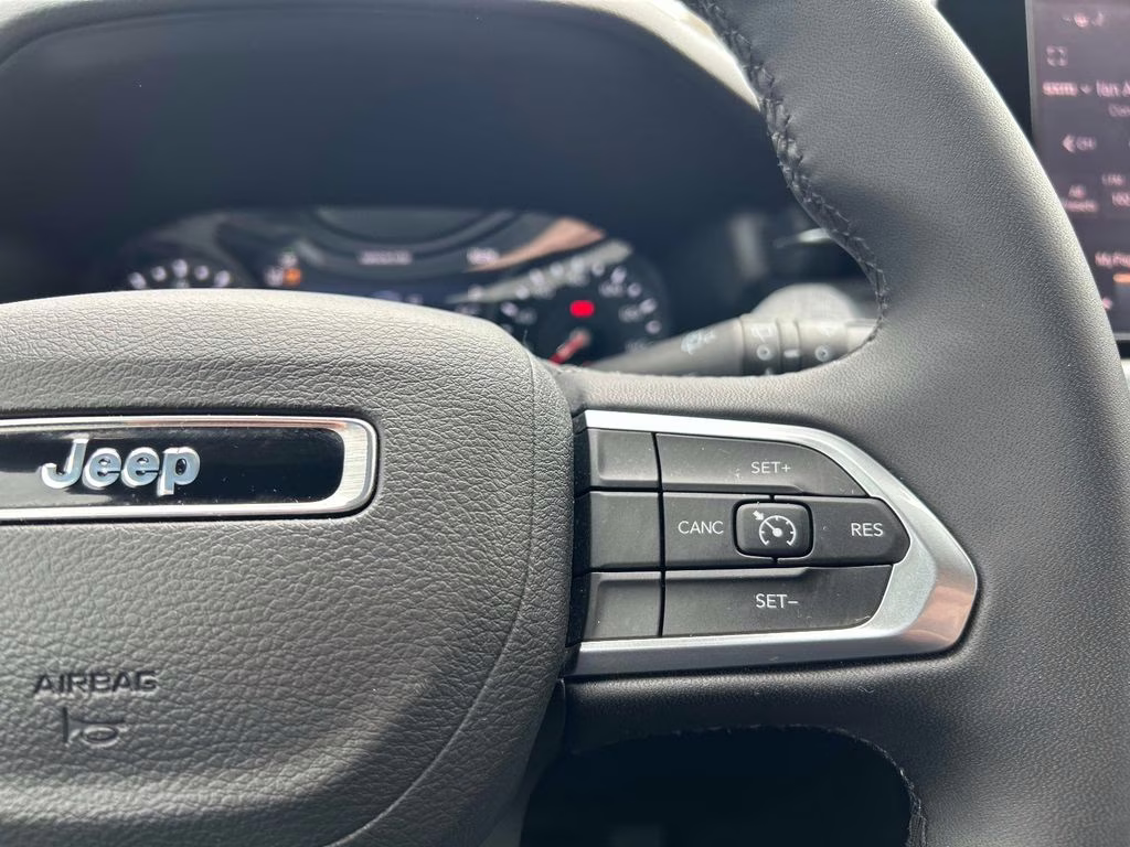 2025 Bright White Clearcoat Jeep Compass Latitude 4X4 SUV