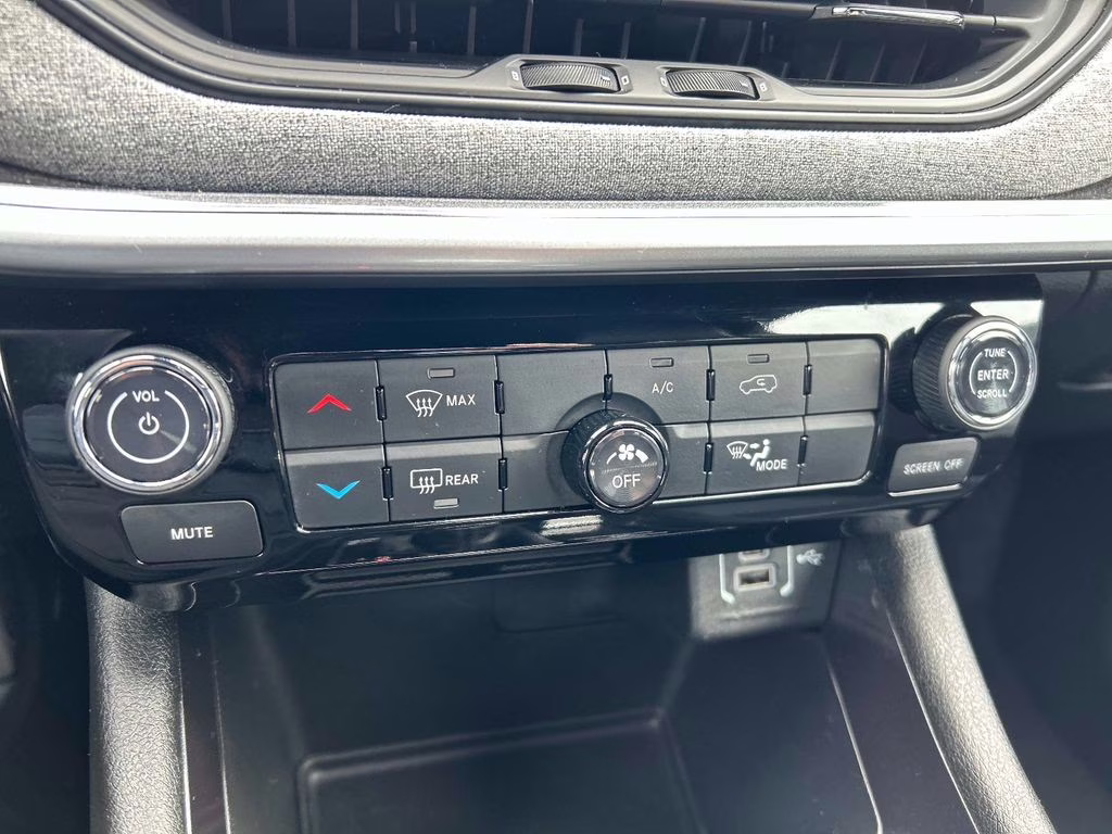 2025 Bright White Clearcoat Jeep Compass Latitude 4X4 SUV