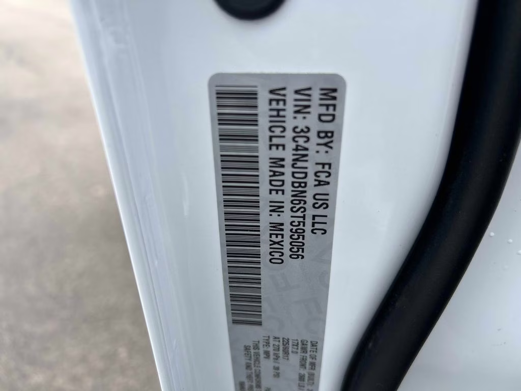 2025 Bright White Clearcoat Jeep Compass Latitude 4X4 SUV