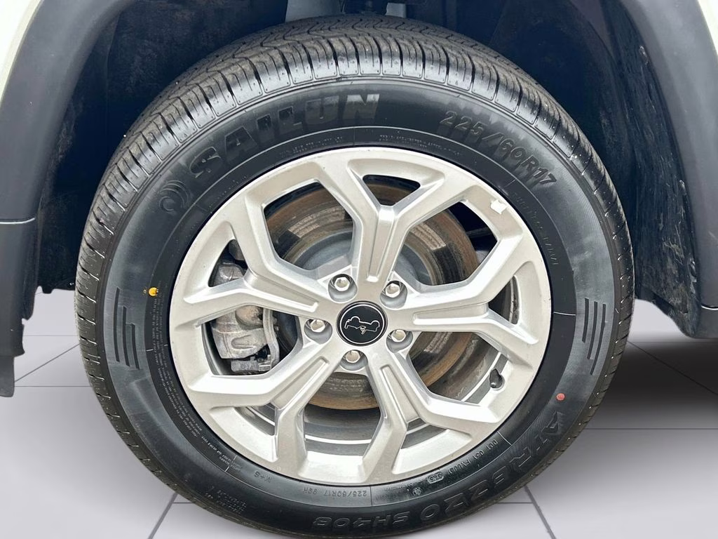 2025 Bright White Clearcoat Jeep Compass Latitude 4X4 SUV