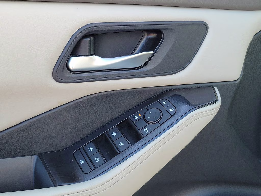 2025 Everest White Pearl Nissan Rogue SV FWD SUV