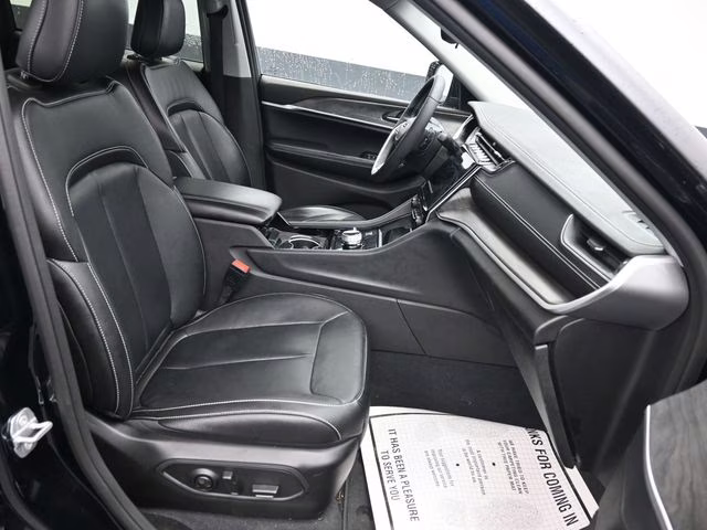 2023 Diamond Black Crystal Pearlcoat Jeep Grand Cherokee Limited 4X4 SUV