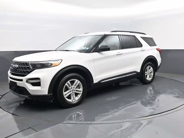2024 Oxford White Ford Explorer XLT 4X4 SUV