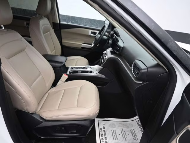 2024 Oxford White Ford Explorer XLT 4X4 SUV