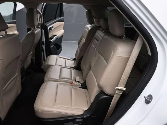 2024 Oxford White Ford Explorer XLT 4X4 SUV