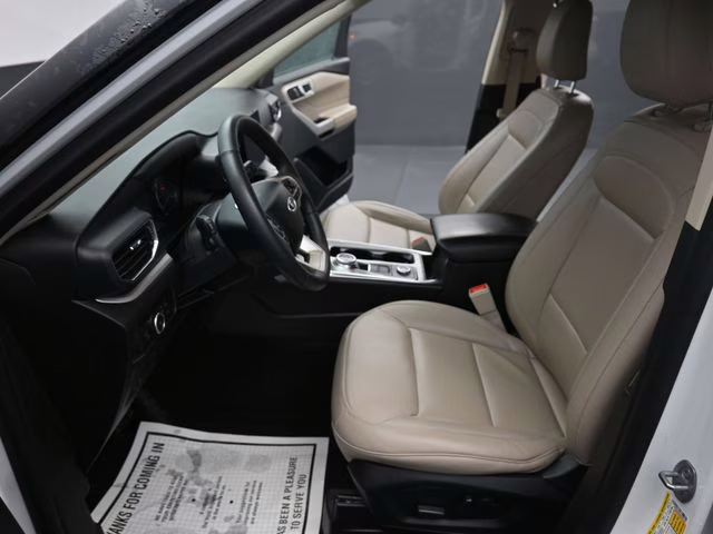 2024 Oxford White Ford Explorer XLT 4X4 SUV