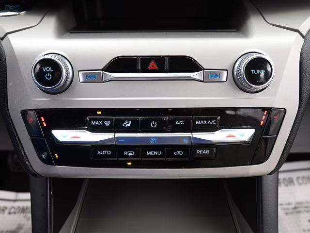 2024 Oxford White Ford Explorer XLT 4X4 SUV