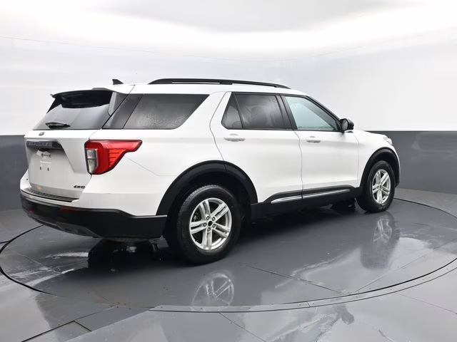 2024 Oxford White Ford Explorer XLT 4X4 SUV