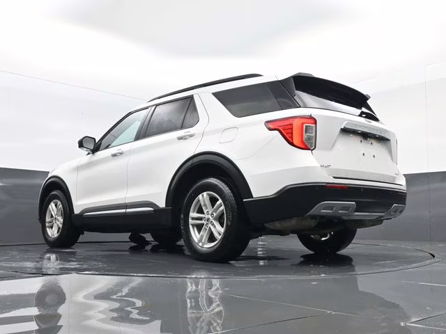 2024 Oxford White Ford Explorer XLT 4X4 SUV