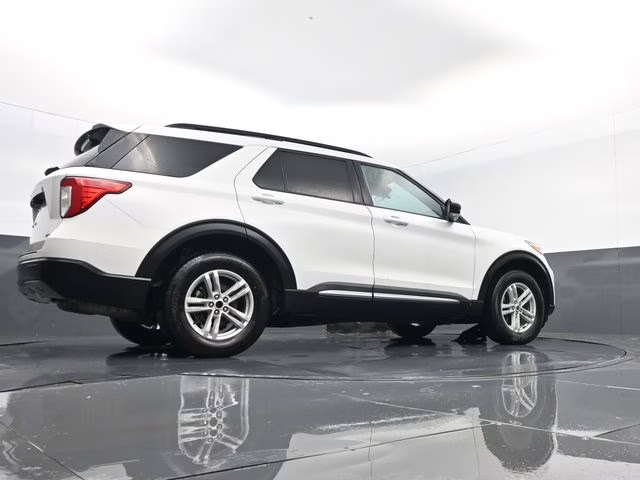2024 Oxford White Ford Explorer XLT 4X4 SUV