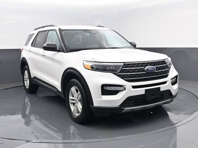 2024 Oxford White Ford Explorer XLT 4X4 SUV