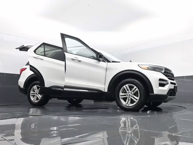 2024 Oxford White Ford Explorer XLT 4X4 SUV