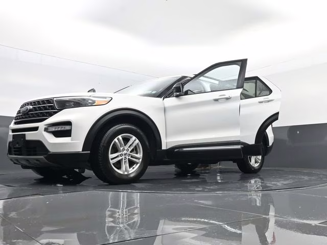 2024 Oxford White Ford Explorer XLT 4X4 SUV