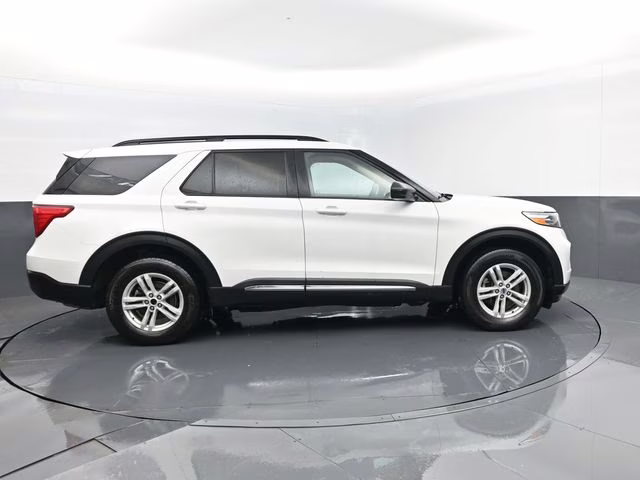 2024 Oxford White Ford Explorer XLT 4X4 SUV