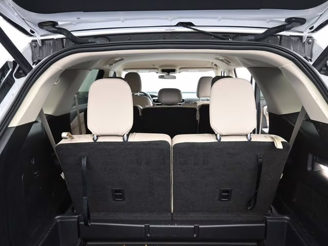 2024 Oxford White Ford Explorer XLT 4X4 SUV