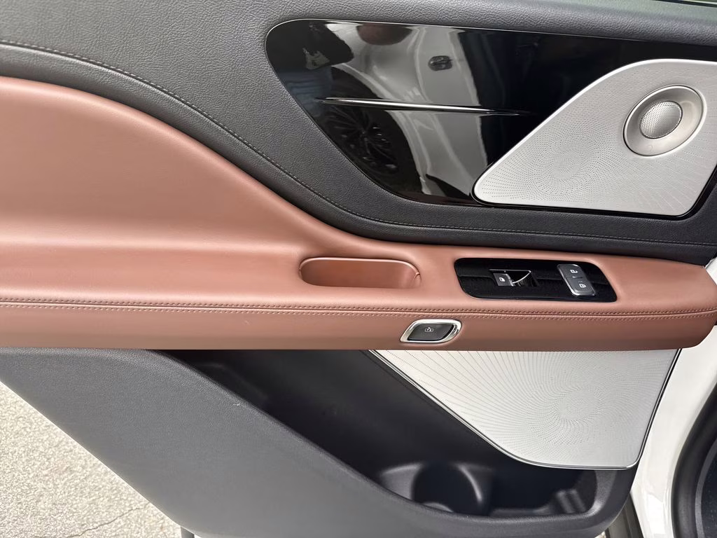 2025 Pristine White Metallic Tri-Coat Lincoln Aviator Reserve AWD SUV