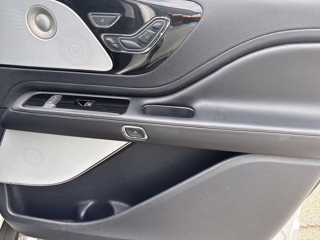 2025 Pristine White Metallic Tri-Coat Lincoln Aviator Reserve AWD SUV