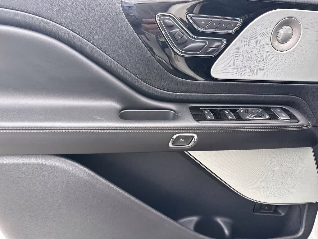 2025 Pristine White Metallic Tri-Coat Lincoln Aviator Reserve AWD SUV