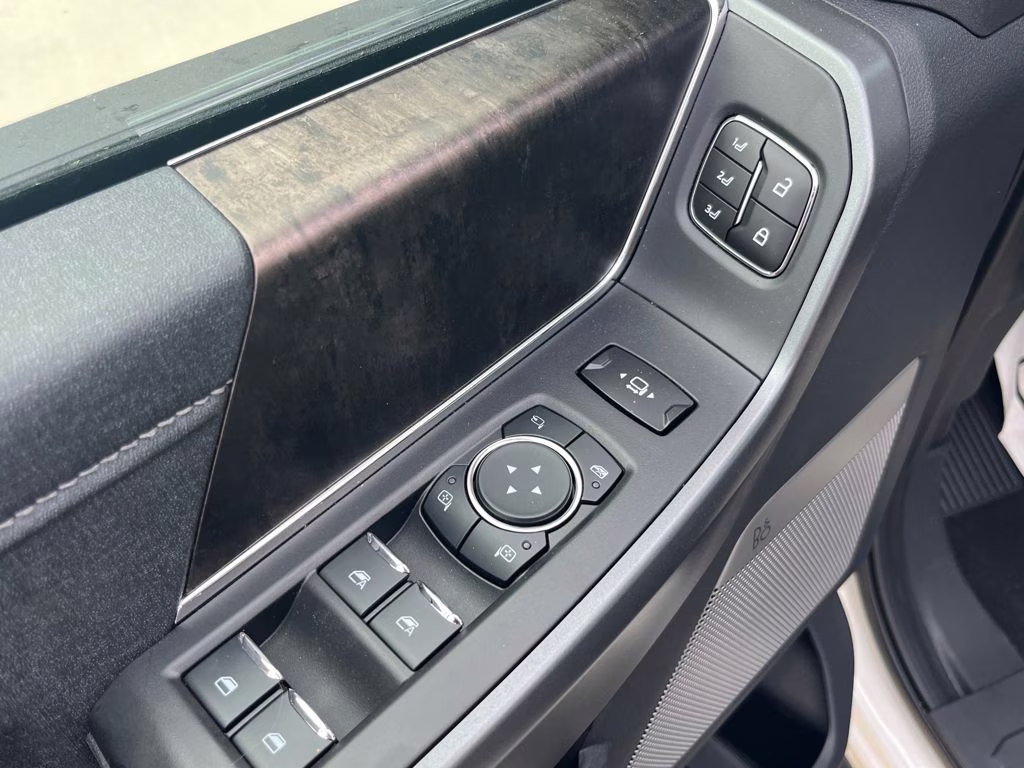 2026 White Metallic Ford Super Duty F-350 SRW Lariat 4X4 Truck