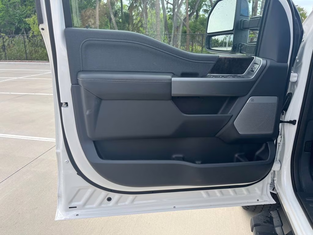 2026 White Metallic Ford Super Duty F-350 SRW Lariat 4X4 Truck